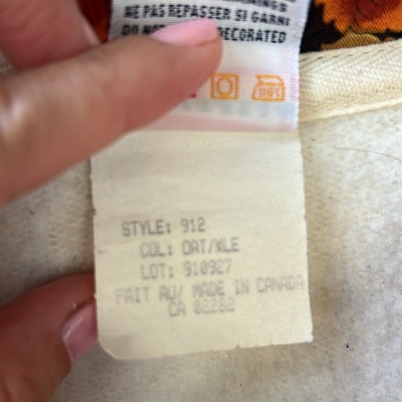 Vintage CityScape Canada Graphic Embroidered Sweatshirt Gray Maple Leaf Trim SzM - Picture 8 of 11